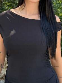 Lucia Bellido 女士純色黑色不對稱領口褶皺修身連衣裙，夏季 - 黑色 - 查看 3