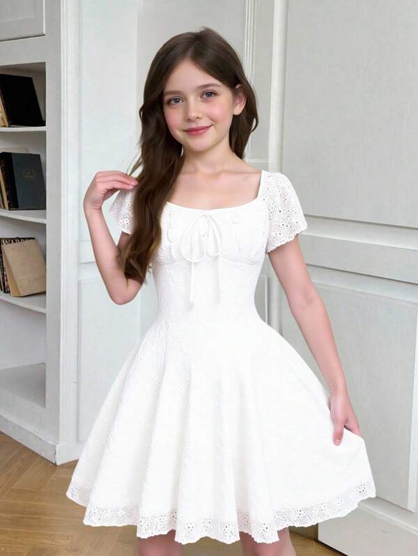 SHEIN Vestido mini blanco con escote con volante, decoración de mariposa, cintura con lazo y estampado floral retro elegante de jacquard de punto para niñas preadolescentes en vacaciones