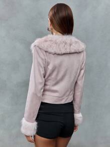 TypaGal 仿麂皮短款外套，毛绒领口和袖口，柔和的粉色。完美打造舒适惬意的千禧年代风格秋季造型，兼具保暖性和时尚感。 - 粉色 - 查看 2
