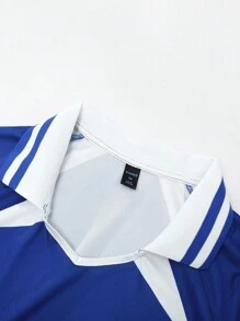 ROMWE MEN Prep 男士巴西足球运动Polo衫，足球街头美式休闲纹理徽章英文撞色短袖巴西足球T恤。绿色短袖V领运动服，胸前饰有醒目的白色文字设计，清晰地以粗体白色大字母显示“BRAZIL”字样，袖口和肩部饰有黄色装饰（包括条纹），左袖靠近肩膀处饰有黄色小标志。整体风格简洁现代。 - 藍色 - 查看 6