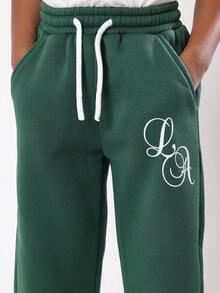 SUMWON Pantalones de chándal con logo de guión de Los Ángeles, ajuste cómodo de pierna ancha, pantalones de invierno, ropa de equipo juvenil, ropa de espíritu escolar de otoño - Verde Oscuro - Ver 6