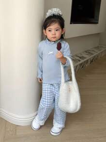 SHEIN Baby Girls A Two Pieces Set Of Spring And Autumn Light Blue High-Neck Long-Sleeved T-Shirt And Straight-Leg Trousers, With Small White Bows Embellished On The Top. Fashionable, Sweet, Elegant And Cute, Paired With Fresh Blue And White Checkered Straight-Leg Pants, With Exquisite Embroidered Lace At The Ankles.