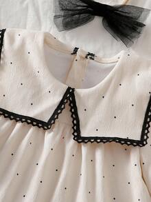 Souflis Souflis 女婴荷叶边领长袖A字裙，搭配薄纱蝴蝶结头饰。超大领口、泡泡袖和A字廓形，打造时尚经典造型。无论是外出还是居家休闲，小公主都能成为众人瞩目的焦点。 - 彩色 - 查看 2