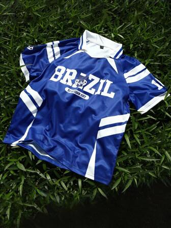 Prep Camiseta polo deportiva de fútbol de Brasil para hombres, camiseta de fútbol casual americana con textura, insignia en contraste, manga corta de Brasil. Es una prenda deportiva de cuello en V de color verde con un prominente diseño de texto blanco en el pecho, que muestra claramente la palabra "BRASIL" en letras blancas grandes y en negrita, con decoraciones amarillas que incluyen rayas en los puños y los hombros, así como un pequeño logotipo amarillo en la manga izquierda cerca del hombro. El estilo general es limpio y moderno.