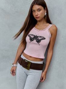 TypaGal Camiseta de tirantes acanalada rosa con estampado audaz de mariposa y ribete de encaje. Un verdadero elemento esencial de 2YK que evoca los primeros años 2000 con un toque coqueto, ideal para usar en capas durante el otoño - Rosa - Ver 5