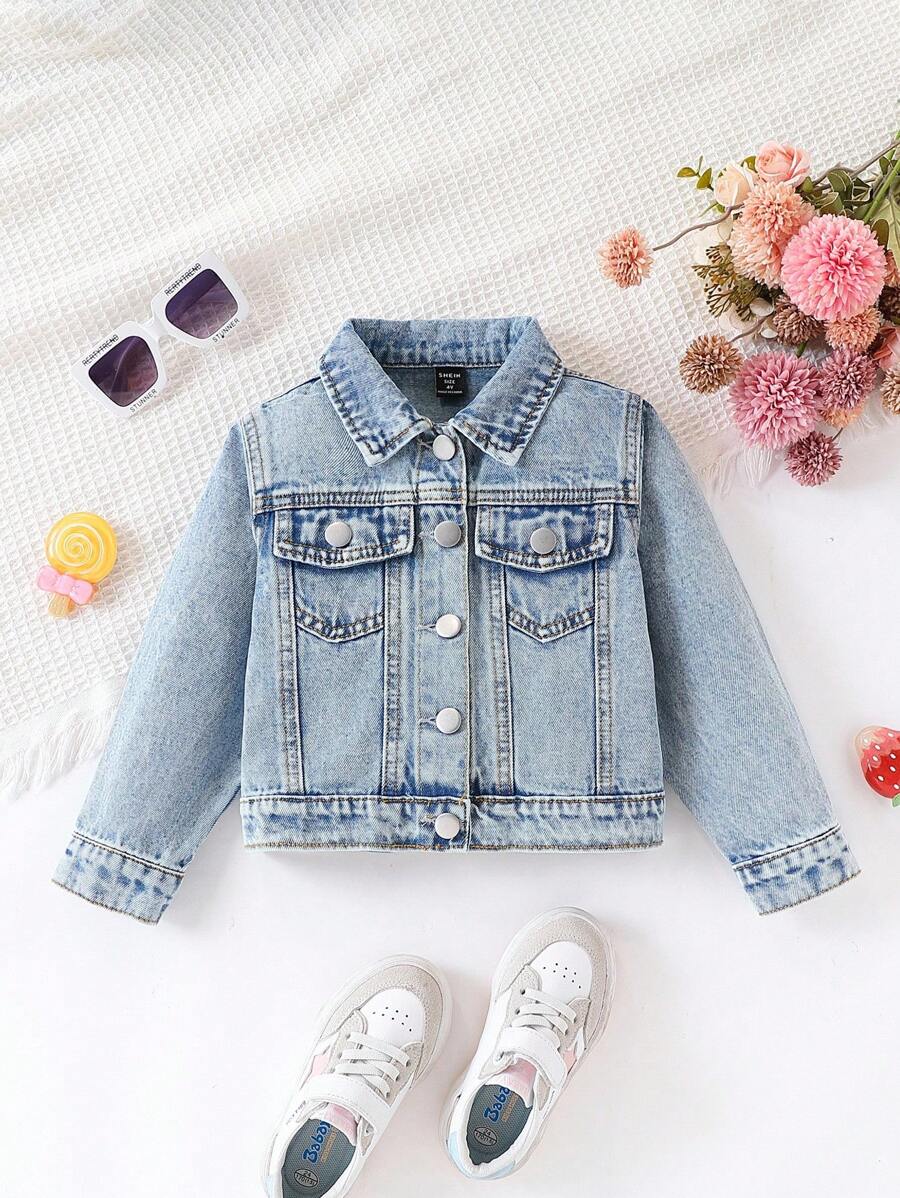 SHEIN Vintaside Kids 年轻女孩牛仔夹克和外套，秋冬新品，时尚休闲学院风，百搭日常穿搭，简约牛仔夹克设计，搭配卫衣和T恤，初秋单品，女孩牛仔外套，浅水洗蓝色经典复古女孩牛仔夹克 - 淺色水洗藍 - 查看 1