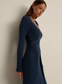 Nöista 午夜蓝针织裹身裙。适合秋季女装、冬季女装、教堂女装、优雅婚礼宾客装扮，或精致商务休闲叠穿，轻松打造四季造型。 - 藍色 - 查看 1