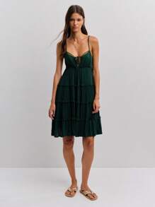 Nöista 深绿色多层吊带太阳裙，细肩带设计，蝴蝶结前襟，飘逸的A字廓形。采用轻盈透气的面料制成，非常适合女士夏季连衣裙、度假装以及可爱的夏季上衣。 - 墨綠色 - 查看 1