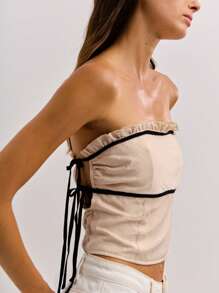 这款白色无肩带露脐上衣饰有黑色滚边、侧系带细节和轻微的荷叶边，体现了 Y2K 复古街头服饰与旧钱优雅的风格，是秋冬季女装的理想之选。 - 米色 - 查看 1
