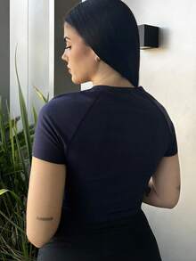 條紋圖案和數字圖案短款T恤 - 藏蓝色 - 查看 2