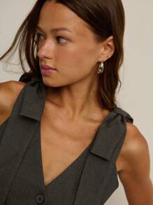 Nöista 炭灰色系肩修身背心 - 炭灰色修身短款背心，V 领，正面三粒扣，尖下摆；宽肩带在顶部打结，为干净利落的造型增添一抹女性化的剪裁细节 - 深灰色 - 查看 4