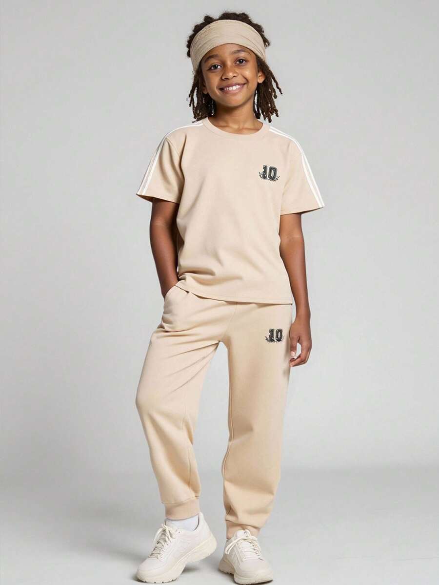 JNSQ Tween-Jungen 2-teiliges lässiges All-Match-Outfit-Set aus bedrucktem Grafikmix mit dicker und dünner Rippung, Rundhalsausschnitt, kurzärmeligem T-Shirt und taillierter Jogginghose - Khaki - Übersicht 1