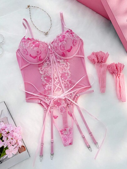 Verleidelijke Lingerie Set (Underwire Bra, String, Fishnet Stockings) view 6