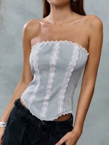 SHEIN Unity Top sin tirantes romántico de la década de 2000 con detalles de encaje delicado y lazos rosas. Los tonos grises suaves lo hacen versátil para el otoño y perfecto para usar en capas. Un imprescindible para refrescar el regreso a la escuela con un toque de la década de 2000. - Gris Claro - Ver 1