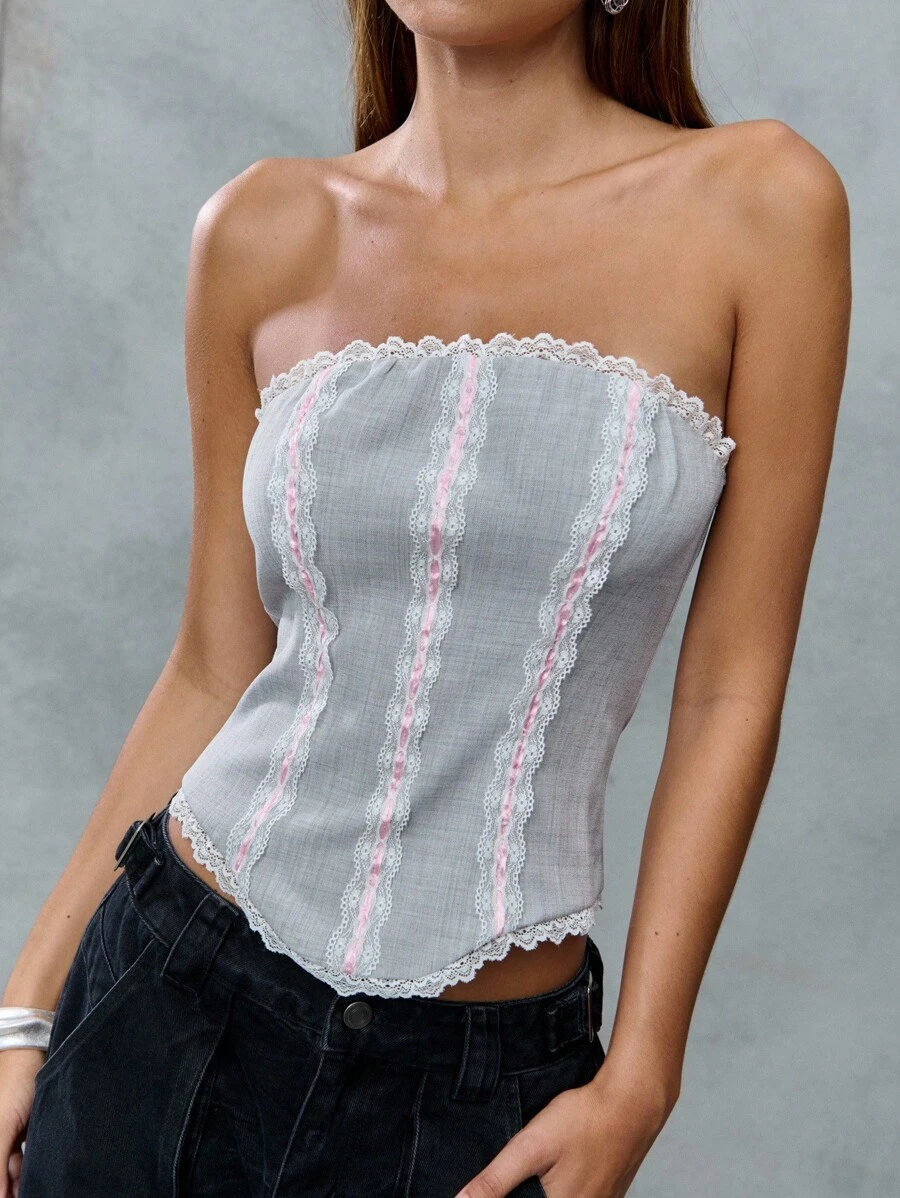 SHEIN Unity Top sin tirantes romántico de la década de 2000 con detalles de encaje delicado y lazos rosas. Los tonos grises suaves lo hacen versátil para el otoño y perfecto para usar en capas. Un imprescindible para refrescar el regreso a la escuela con un toque de la década de 2000. - Gris Claro - Ver 1
