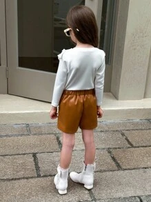 SHEIN Ensemble T-shirt automne/hiver pour jeunes filles avec Top à manches longues côtelé à col rond blanc décoré d'un nœud et short décoré d'un nœud marron - Blanc - Voir 4