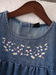 SHEIN Genkimix Kids 女童超大蓝色水洗牛仔连衣裙，荷叶边袖，甜美花卉刺绣，舒适的褶皱下摆设计，休闲时尚，适合日常穿着 - 中等水洗藍 - 查看 6