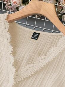 SHEIN LUNE Plus size cổ chữ V viền ren màu trơn dáng rộng thoải mái - Màu be - Xem 4