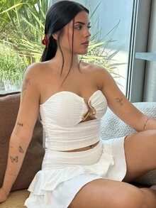 Lucia Bellido 女士度假白色针织纹理短款紧身胸衣上衣，配有心形金属扣装饰，修身版型 - 适合派对、约会、下午茶、海滩、音乐节、狂欢节 - 白色 - 查看 2