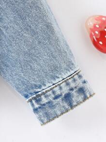 SHEIN Vintaside Kids 年轻女孩牛仔夹克和外套，秋冬新品，时尚休闲学院风，百搭日常穿搭，简约牛仔夹克设计，搭配卫衣和T恤，初秋单品，女孩牛仔外套，浅水洗蓝色经典复古女孩牛仔夹克 - 淺色水洗藍 - 查看 5