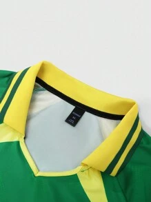 ROMWE MEN Prep 男士巴西足球运动Polo衫，足球街头美式休闲纹理徽章英文撞色拼色短袖巴西足球T恤。这是一件绿色短袖V领运动衫，胸前有醒目的白色文字设计，清晰地以大号粗体白色字母显示“BRAZIL”字样。