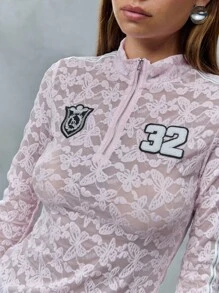 TypaGal 这款粉色蕾丝拉链时尚女式衬衫将运动元素与浪漫蕾丝完美融合。它是一款引人注目的女士社交衬衫或时尚上衣，适合在别致的秋季夜晚盛装打扮或休闲装扮。