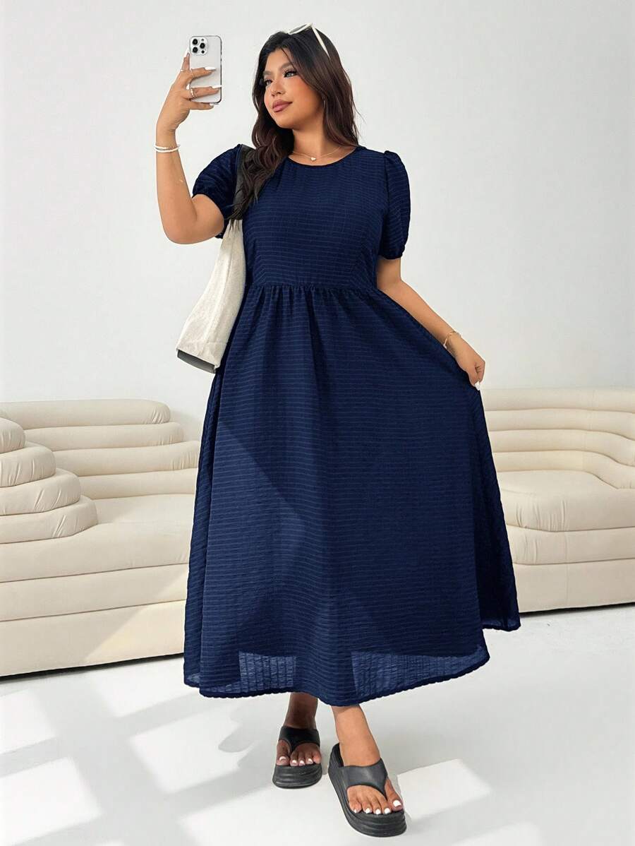 Solflare 海军蓝加大码圆领短袖夏季度假连衣裙、婚礼宾客礼服 - 藏蓝色 - 查看 1