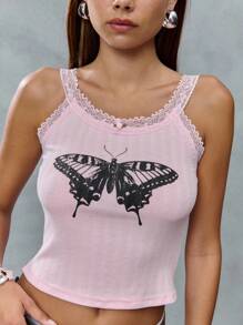 TypaGal Camiseta de tirantes acanalada rosa con estampado audaz de mariposa y ribete de encaje. Un verdadero elemento esencial de 2YK que evoca los primeros años 2000 con un toque coqueto, ideal para usar en capas durante el otoño - Rosa - Ver 3