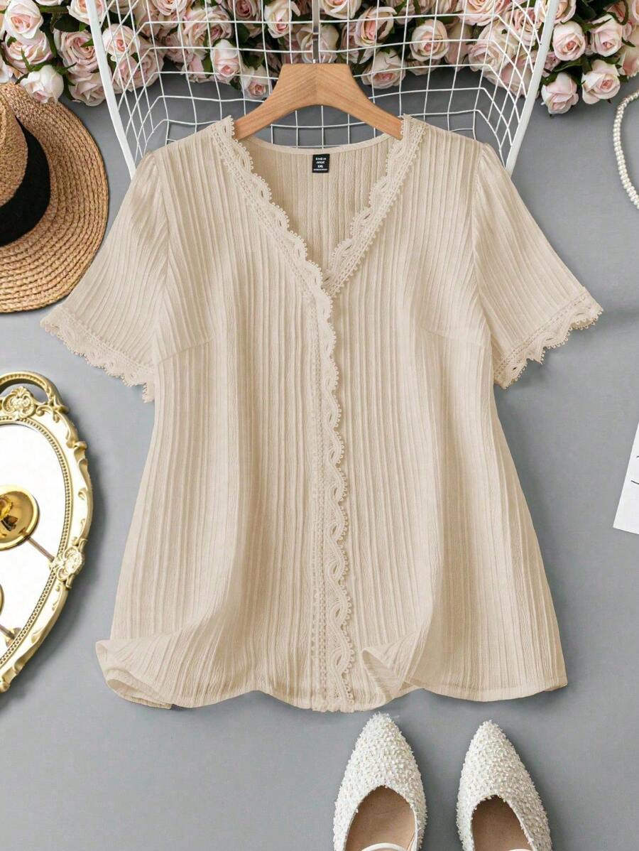 SHEIN LUNE Plus size cổ chữ V viền ren màu trơn dáng rộng thoải mái - Màu be - Xem 1