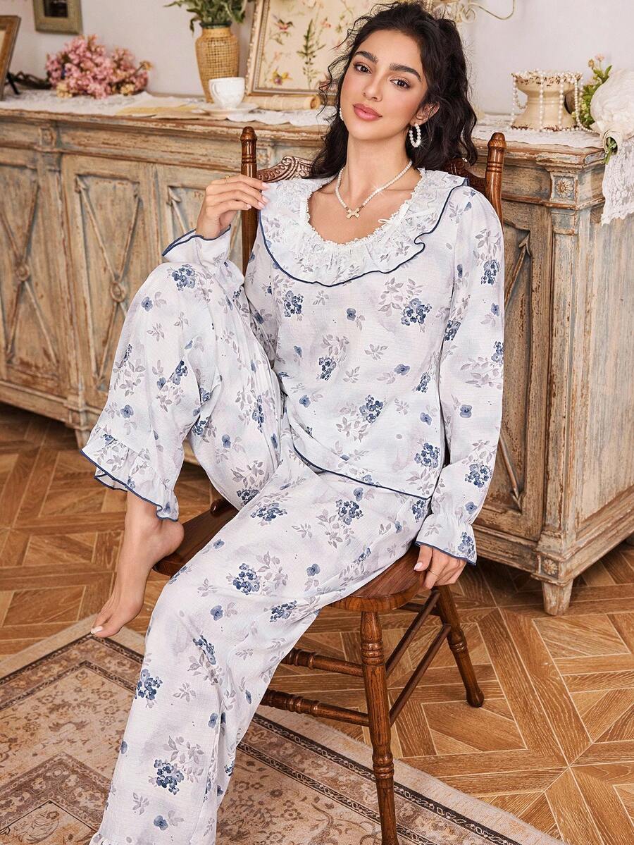 Set di pigiama da donna a maniche lunghe con scollo rotondo, balze, pizzo e fiocco, con motivo floreale ditsy romantico di CottageSlumber