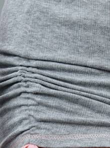 TypaGal 这款超柔软罗纹短裤采用贴合身形的翻折式腰带和精致的粉色抽绳设计。舒适百搭，充满Y2K复古风，居家休闲或打造运动风秋季造型都非常合适。返校季必备单品。 - 淺灰色 - 查看 6