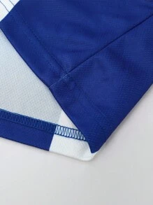 ROMWE MEN Prep 男士巴西足球运动Polo衫，足球街头美式休闲纹理徽章英文撞色短袖巴西足球T恤。绿色短袖V领运动服，胸前饰有醒目的白色文字设计，清晰地以粗体白色大字母显示“BRAZIL”字样，袖口和肩部饰有黄色装饰（包括条纹），左袖靠近肩膀处饰有黄色小标志。整体风格简洁现代。 - 藍色 - 查看 7