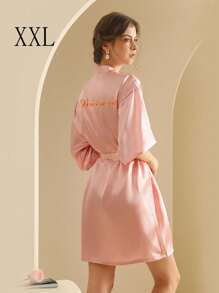 SHEIN 1PC Áo choàng chữ cái đầu của cô dâu & phù dâu, Trang phục chuẩn bị cho tiệc cưới, Phụ kiện lễ cưới & tiệc chiêu đãi Đồ ngủ cho nữ mùa xuân hè Đồ ngủ cho phù dâu Váy cô dâu Đồ ngủ cho tiệc cưới Áo choàng tắm thêu cho tiệc cưới Đồ dùng cho tiệc cưới Đồ dùng cho tiệc cưới ngoài trời Đồ dùng cho tiệc ngày lễ Đồ trang trí phòng tắm Quay lại trường - Phù dâu màu hồng - Xem 6