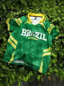 ROMWE MEN Prep 男士巴西足球运动Polo衫，足球街头美式休闲纹理徽章英文撞色拼色短袖巴西足球T恤。这是一件绿色短袖V领运动衫，胸前有醒目的白色文字设计，清晰地以大号粗体白色字母显示“BRAZIL”字样。
