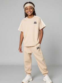 JNSQ Tween-Jungen 2-teiliges lässiges All-Match-Outfit-Set aus bedrucktem Grafikmix mit dicker und dünner Rippung, Rundhalsausschnitt, kurzärmeligem T-Shirt und taillierter Jogginghose - Khaki - Übersicht 2