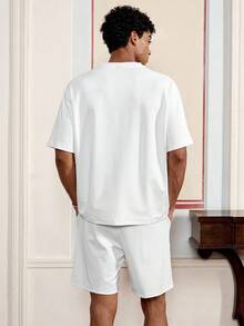 SWAVVY Conjunto holgado de camiseta de manga corta con cuello en V y estampado numérico, y pantalones cortos sueltos, para hombre, casual y deportivo para uso diario en verano - Blanco - Ver 2