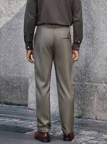 Manfinity Bizformal بنطلون رجالي كاجوال للأعمال يتميز بقص نظيف وحاد وقماش مريح، يجمع بين الرقي في الأعمال والأناقة الكاجوال الحضرية. القصة الضيقة تُظهر جميع أنواع الأجسام بشكل مُرضٍ، وتبرز مظهر الرجل الواثق والقادر. بنطلون بدلة رجالي كاجوال بلون سادة ضيق