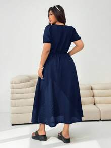 Solflare 海军蓝加大码圆领短袖夏季度假连衣裙、婚礼宾客礼服 - 藏蓝色 - 查看 2