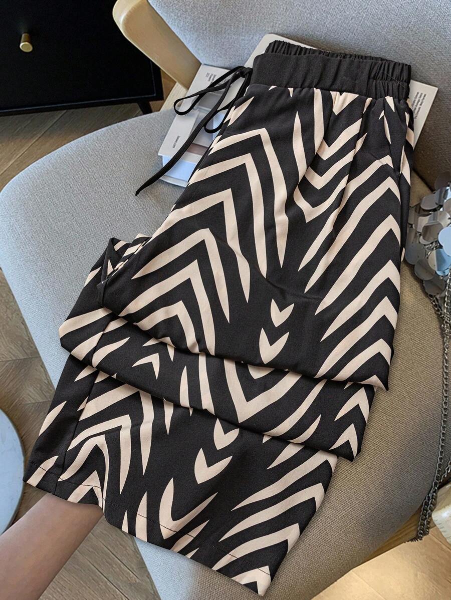 SHEIN Essnce 大码女装春夏时尚休闲宽松日常卡其色几何印花松紧腰阔腿裤、宽松裤、女式下装、度假装 - 棕色 - 查看 1