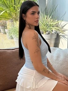 Lucia Bellido Top plisado sin mangas con hombro oblicuo para mujer de vacaciones de verano con dobladillo asimétrico