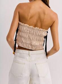 这款白色无肩带露脐上衣饰有黑色滚边、侧系带细节和轻微的荷叶边，体现了 Y2K 复古街头服饰与旧钱优雅的风格，是秋冬季女装的理想之选。 - 米色 - 查看 6