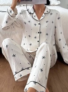 SHEIN 长袖上衣和梭织长裤睡衣套装，饰有蝴蝶结图案，版型合身，秋冬舒适优雅细节。