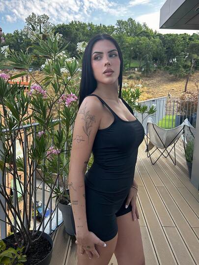 Lucia Bellido 夏季纯色圆领连体衣