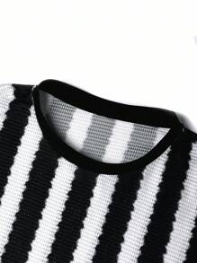 Manfinity CasualCool 男士度假休闲风INS圆领短袖T恤，完美契合夏威夷海滩度假、音乐节以及日常穿着，是送给男友或老公的绝佳礼物。四季皆宜，尤其适合春夏两季。 - 黑與白 - 查看 6
