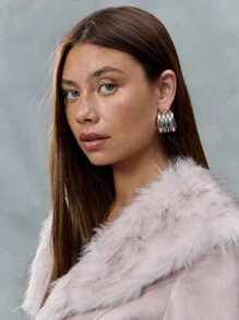 TypaGal 仿麂皮短款外套，毛绒领口和袖口，柔和的粉色。完美打造舒适惬意的千禧年代风格秋季造型，兼具保暖性和时尚感。 - 粉色 - 查看 4