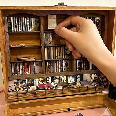 SHEIN 木制微型书架展示架 - 适用于各种房间类型的装饰收藏品，手工制作，缓解焦虑的小摆设，室内使用，无需电力