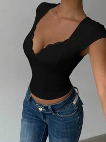 Zyxie تي شيرت نسائي ضيق بياقة قلب وتطريز دانتيل متباين اللون