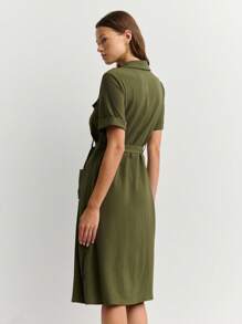 Nöista Perfecto para otoño, esta vestido camisa para mujeres presenta una cintura ceñida con cinturón y bolsillos utilitarios. Ideal para reuniones festivas o volver al colegio, combina un estilo atemporal con comodidad. - Verde militar - Ver 2