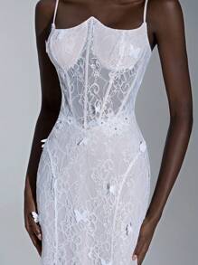 Elitara 优雅白色弹力浪漫蕾丝 3D 蝴蝶细肩带不对称领口腰部网眼透明鱼骨贴花手工花朵鱼尾超大裙摆拖尾婚纱 - 白色 - 查看 4