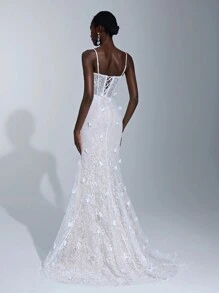 Elitara 优雅白色弹力浪漫蕾丝 3D 蝴蝶细肩带不对称领口腰部网眼透明鱼骨贴花手工花朵鱼尾超大裙摆拖尾婚纱 - 白色 - 查看 3